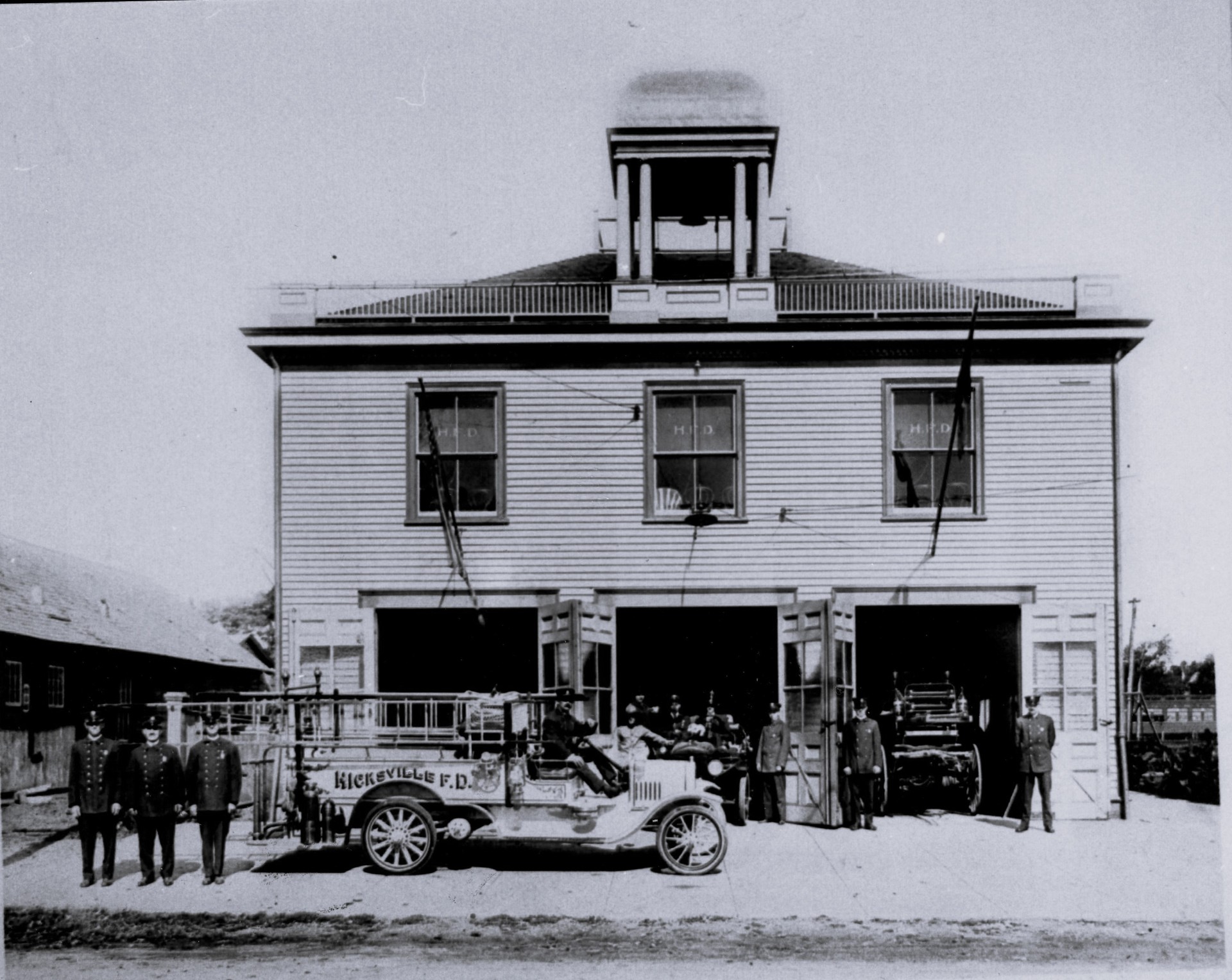 1. 1910   Motorized Apparatus & Horse Drawn Ladder 1