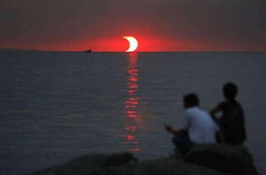 3. Sunset and Eclipse                                         Happening at the Same Time...