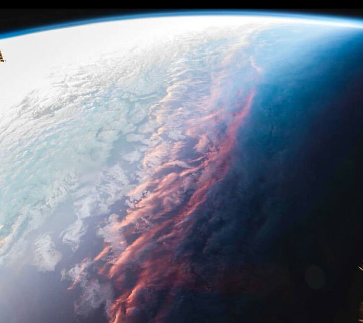 Poignant Photos This is what a sunset looks like from space