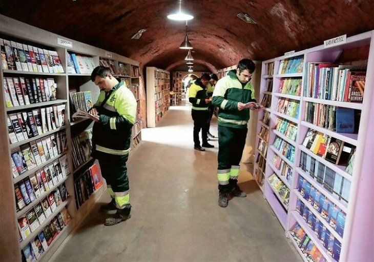 Poignant Photos Turkish garbage collectors opened a library containing the books citizens threw in the trash